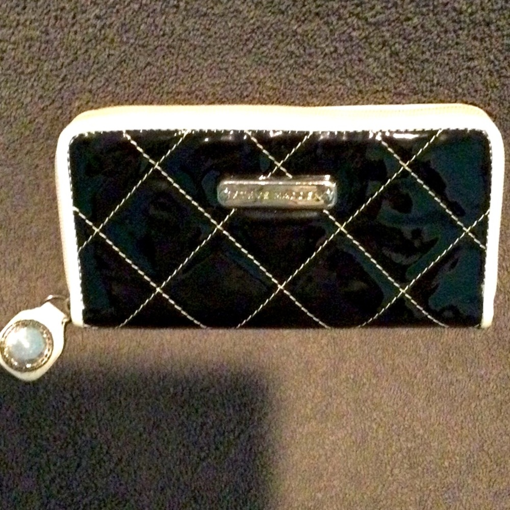 Final sale price❗️Steve Madden quilted shiny wallet w/ rhinestone accent